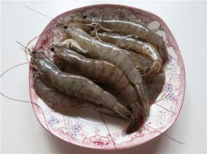 大虾洗净，剪去虾须及腿
