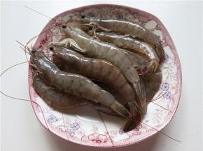 大虾洗净，剪去虾须及腿