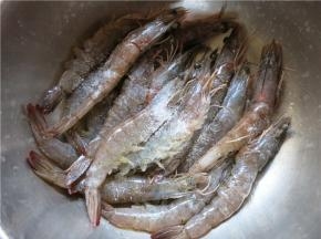 撒上适量的盐拌匀腌制10分钟