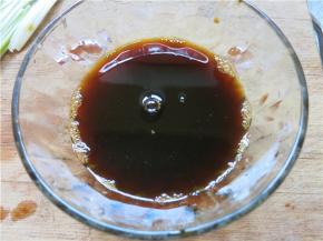 耗油2小勺、特级酱油3小勺、白糖1小勺、香醋1小勺放在一起搅拌均匀