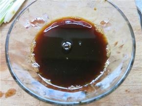 耗油2小勺、特级酱油3小勺、白糖1小勺、香醋1小勺放在一起搅拌均匀