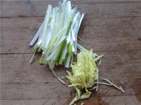 葱姜切成细丝