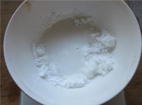 土豆淀粉30克，清水20克调成稀糊状的水淀粉
