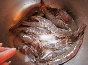 将水淀粉倒入腌制好的虾中
