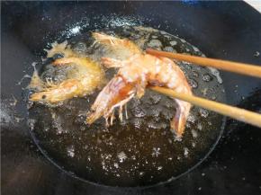 炸至金黄立刻捞起