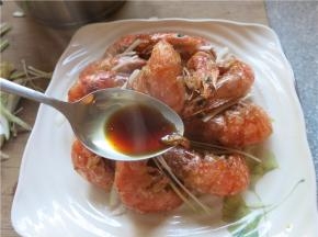 摆放整齐将调好的汁浇在大虾上就好了