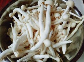 首先将海鲜菇去根，洗干净。
