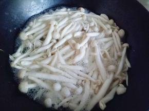 杏鲍菇焯水，锅中加入清水烧开后再下洗干净的杏鲍菇，大火烧开，煮软即可。捞出冷水冲洗后捞出淋干水份。