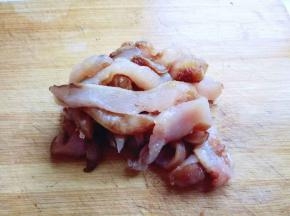 将腌制好的鸡胸肉切条状。