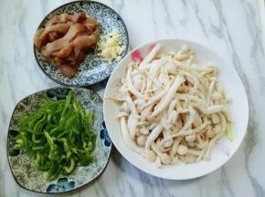 蒜去皮切碎，青椒洗干净去根去籽切丝。
