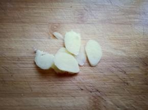姜去皮再切片。