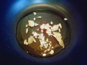 锅中热油，加入切好的蒜末和姜片煸炒。