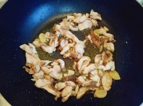 加入切好的鸡胸肉煸炒，炒至鸡肉发白。