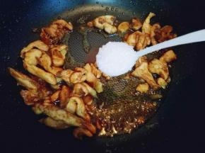 再加入白砂糖，翻炒均匀，炒至鸡肉7成熟。