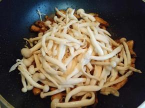 加入焯过水的海鲜翻炒。