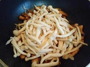 加入焯过水的海鲜翻炒。