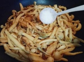 加入盐，调味，(可以根据个人喜欢，喜欢吃辣的，还可以加入一些红辣椒。)