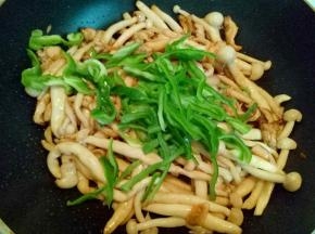 加入切好的青椒丝。
