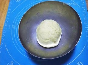 将除黄油外的材料倒入容器中和成面团，揉至出筋；