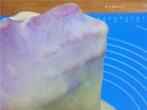 继续揉搓摔打至面团能拉出光滑的薄膜即可；