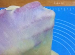 继续揉搓摔打至面团能拉出光滑的薄膜即可；