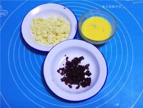 将糖粉15g、低筋面粉25g、奶粉12g、黄油20g放到一起混合搓匀就制作好了酥粒；将蔓越莓碎和蛋液也准备好；