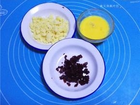 将糖粉15g、低筋面粉25g、奶粉12g、黄油20g放到一起混合搓匀就制作好了酥粒；将蔓越莓碎和蛋液也准备好；