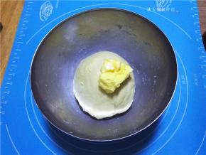 加入室温下软化的黄油；