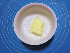 这时制作蔓越莓奶酪酱：室温下软化的奶酪放入碗中；