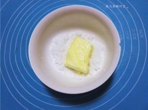 这时制作蔓越莓奶酪酱：室温下软化的奶酪放入碗中；