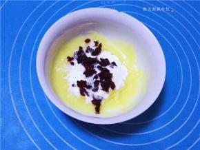 再加入切碎的蔓越莓；