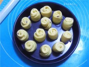 依次将所以面团都处理好，将整形好的面团摆放入烤盘中，然后放到温暖湿润处进行二次发酵；