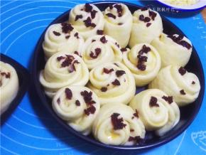 在表面刷一层蛋液，然后表面撒上适量的蔓越莓碎；