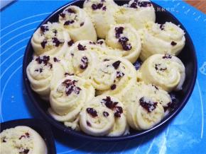 在表面撒上香酥粒；