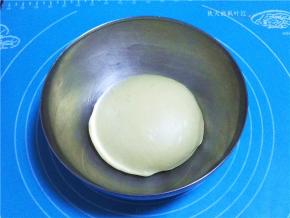 放入容器中，盖上保鲜膜进行基础发酵；