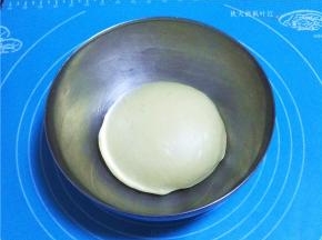 放入容器中，盖上保鲜膜进行基础发酵；