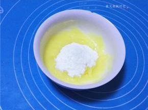 加入糖粉搅拌至顺滑，然后加入奶粉；