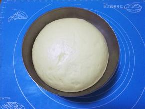 取出发酵好的面团；