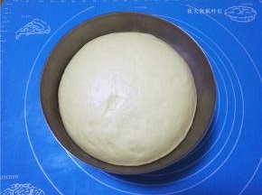 取出发酵好的面团；