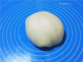 在案板上揉匀排气；