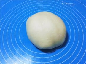 在案板上揉匀排气；