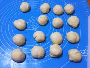 将面团分割成16份，分别滚圆后松弛10分钟；