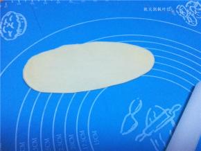 取一个松弛好的面团擀成椭圆形；