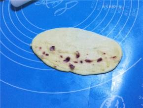 将其一半表面抹一层蔓越莓奶酪酱；