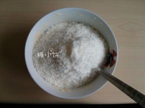 加入一个鸡蛋的蛋液搅打均匀后再加入椰蓉120G和低粉20G拌匀
（关于蛋液，我一向都是用一整个鸡蛋，多一点少一点无所谓，大点的60G，小点的55G）