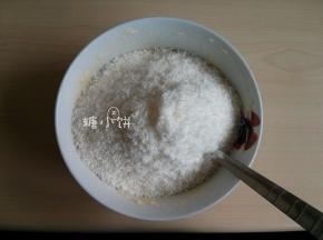 加入一个鸡蛋的蛋液搅打均匀后再加入椰蓉120G和低粉20G拌匀
（关于蛋液，我一向都是用一整个鸡蛋，多一点少一点无所谓，大点的60G，小点的55G）