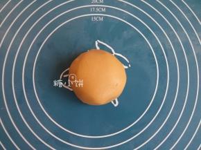 做饼皮：所有饼皮材料混合揉成团后分割成8个面剂子（大约15G一个）
我用的金黄糖浆golden syrup是含部分转化糖的转化糖浆
[补充]饼皮可冷藏松弛一段时间再操作。不过我几乎不专门花时间去等饼皮松弛
因为我一般是按顺序来，也就是第一个搓好的饼皮第一个包，第一个包好的第一个成型
如果制作量比较大的话弄好最后一个的时候第一个也就松弛得差不多了。
但是如果觉得成品月饼泄脚严重的话可能是饼皮的糖油没有充分融合，可以试试看先充分松弛饼皮再操作