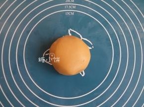 做饼皮：所有饼皮材料混合揉成团后分割成8个面剂子（大约15G一个）
我用的金黄糖浆golden syrup是含部分转化糖的转化糖浆
[补充]饼皮可冷藏松弛一段时间再操作。不过我几乎不专门花时间去等饼皮松弛
因为我一般是按顺序来，也就是第一个搓好的饼皮第一个包，第一个包好的第一个成型
如果制作量比较大的话弄好最后一个的时候第一个也就松弛得差不多了。
但是如果觉得成品月饼泄脚严重的话可能是饼皮的糖油没有充分融合，可以试试看先充分松弛饼皮再操作