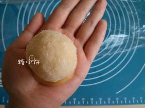 取一个饼皮面团压扁，再摆上椰蓉馅
此处用的皮馅比为3:7（饼皮15G馅料35G）