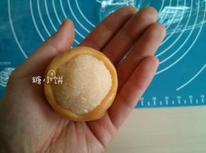 用手把饼皮从下往上顺着椰蓉馅推